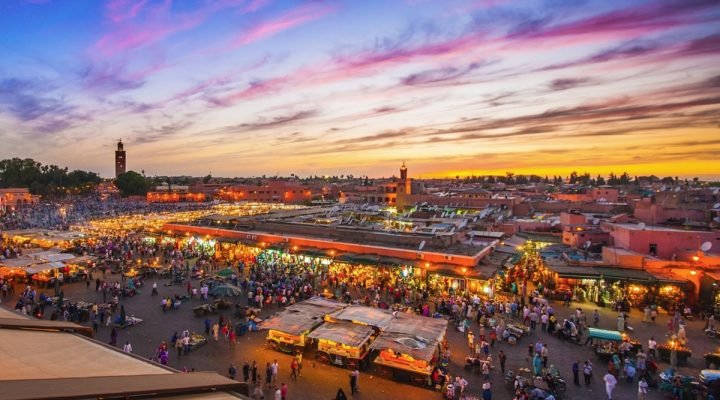 Place-Jemaa-El-Fna-Marrakech-tombée-de-la-Nuit